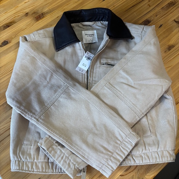 Abercrombie & Fitch Jackets & Blazers - Abercrombie women’s cropped twill trucker jacket